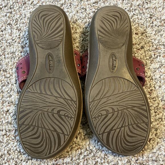 Clarks Womens Thong Sandals Size 7 M Pink Studded Leather Low Wedge Slip On - Picture 10 of 11